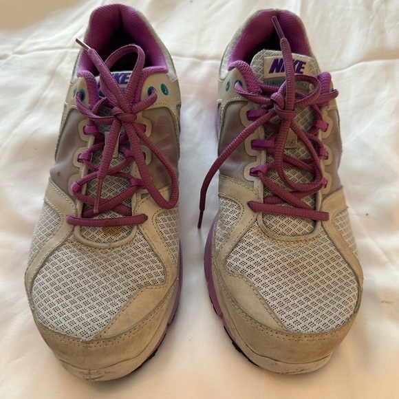 🩷5/$10 Nike gym shoes size 9.5 - Picture 1 of 10